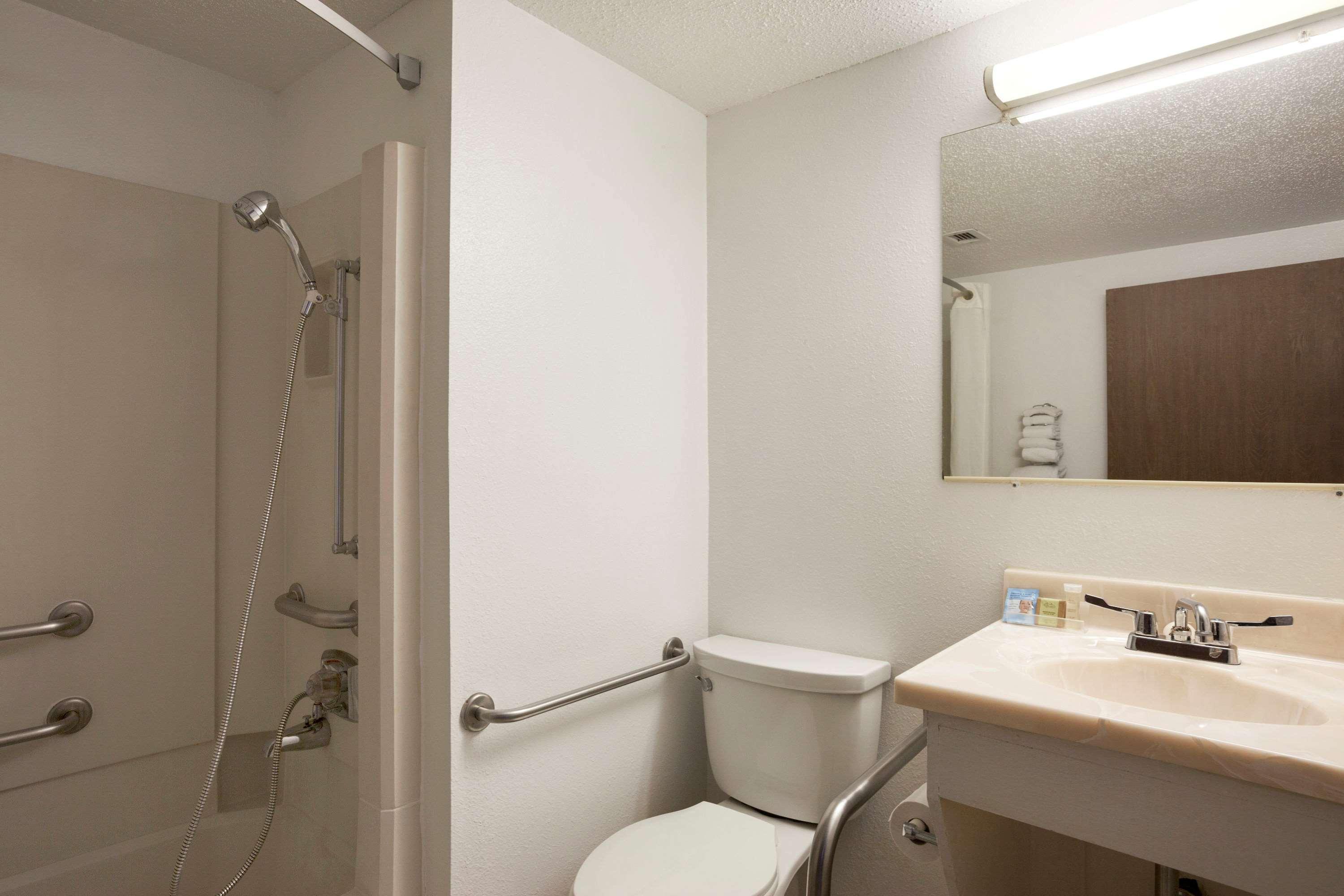 Super 8 by Wyndham Council Bluffs IA Omaha NE Area Motel Bagian luar foto