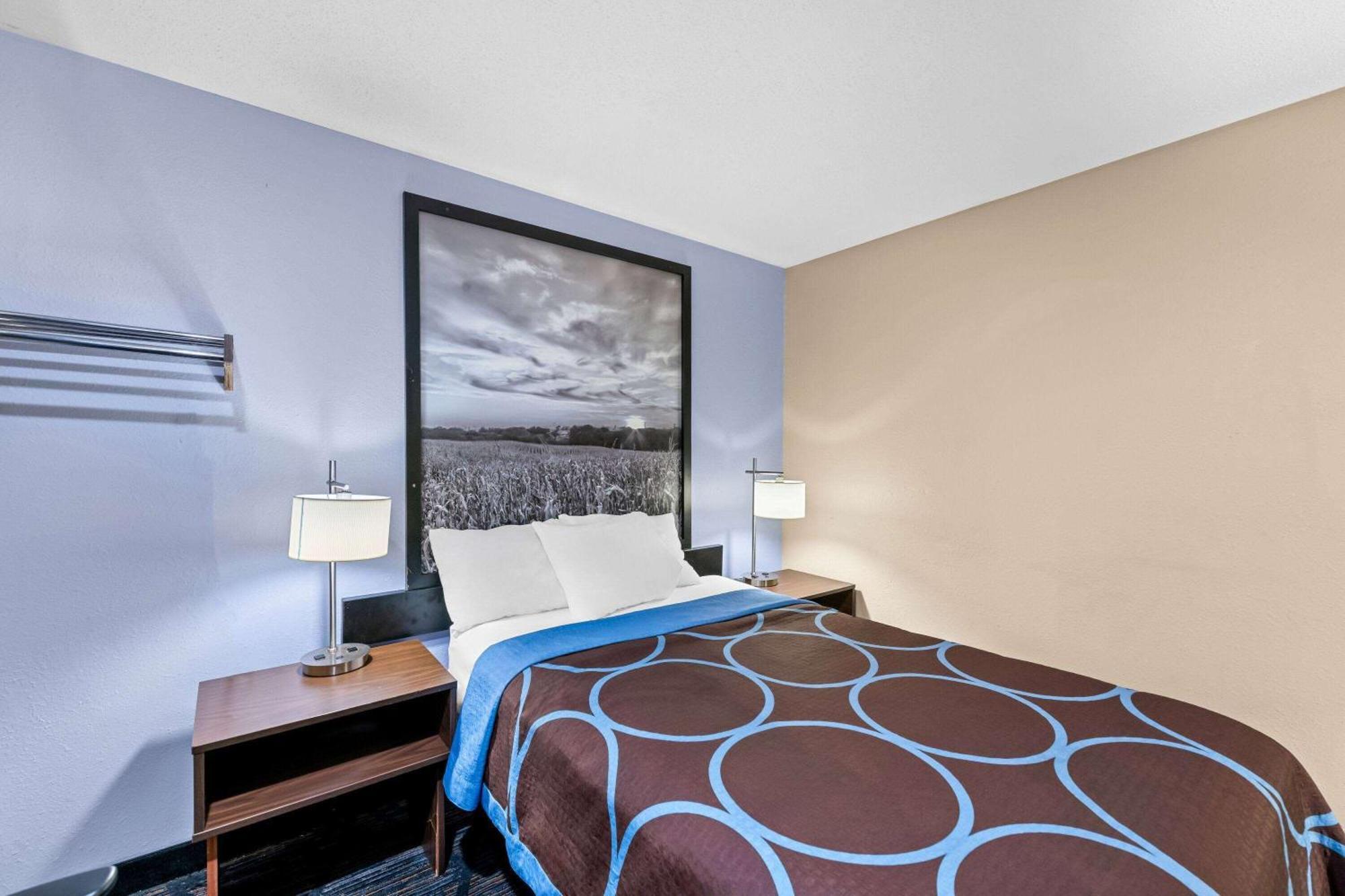 Super 8 by Wyndham Council Bluffs IA Omaha NE Area Motel Bagian luar foto