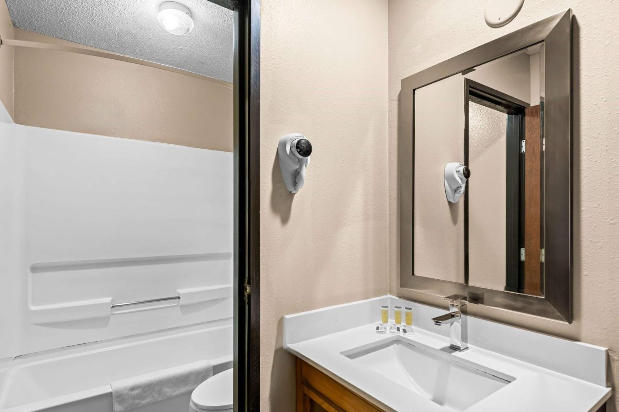 Super 8 by Wyndham Council Bluffs IA Omaha NE Area Motel Bagian luar foto
