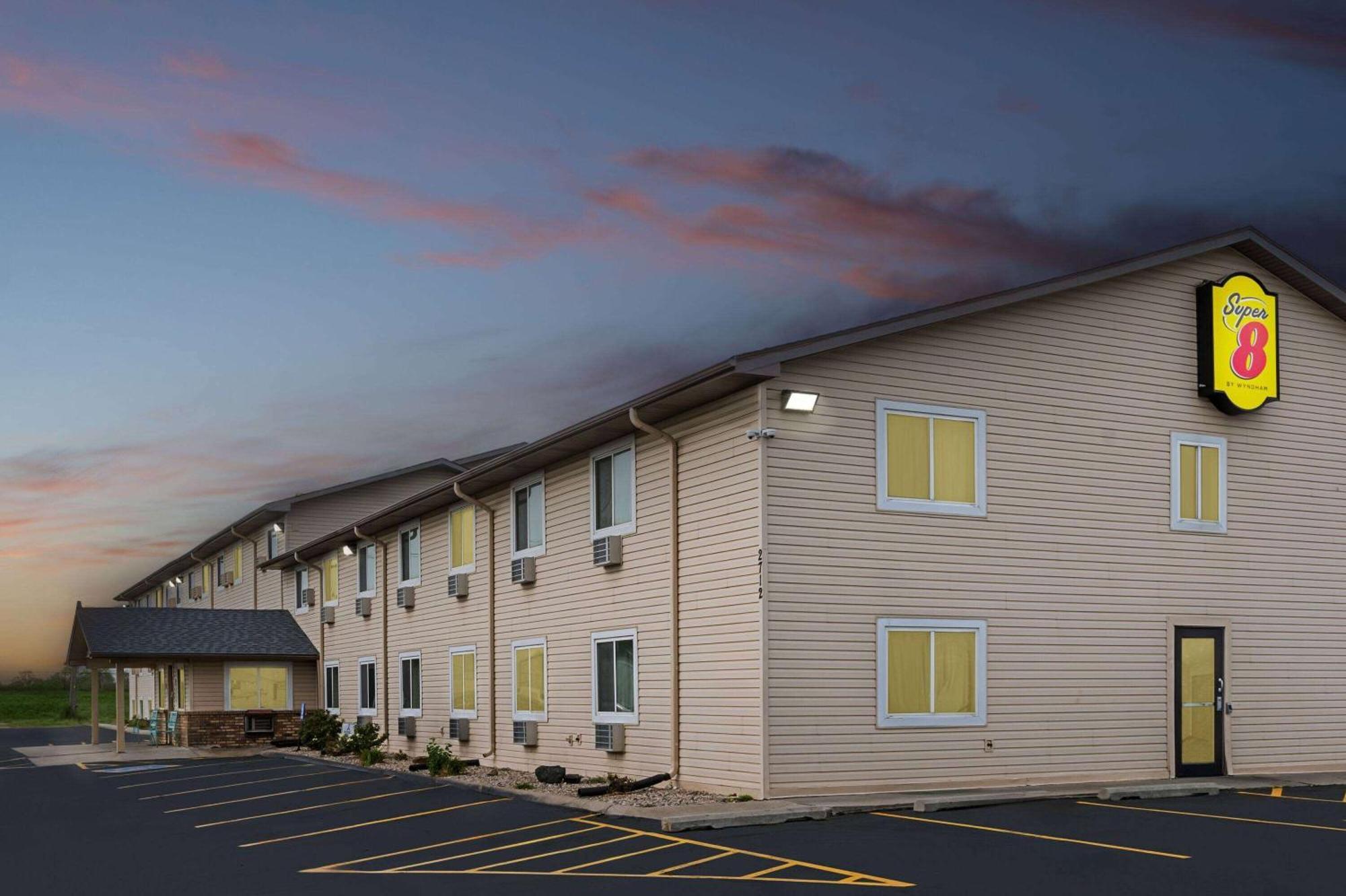 Super 8 by Wyndham Council Bluffs IA Omaha NE Area Motel Bagian luar foto