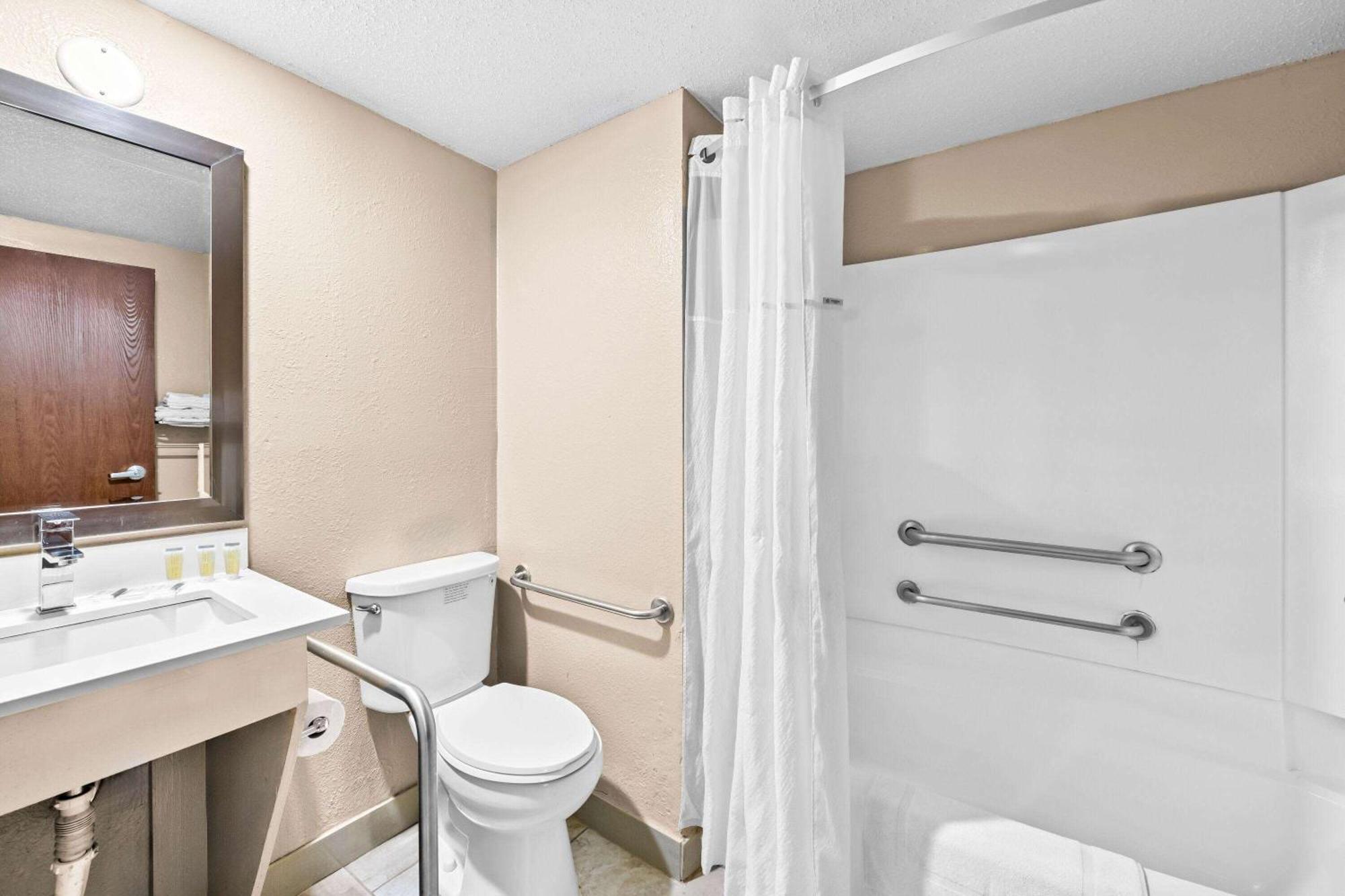 Super 8 by Wyndham Council Bluffs IA Omaha NE Area Motel Bagian luar foto